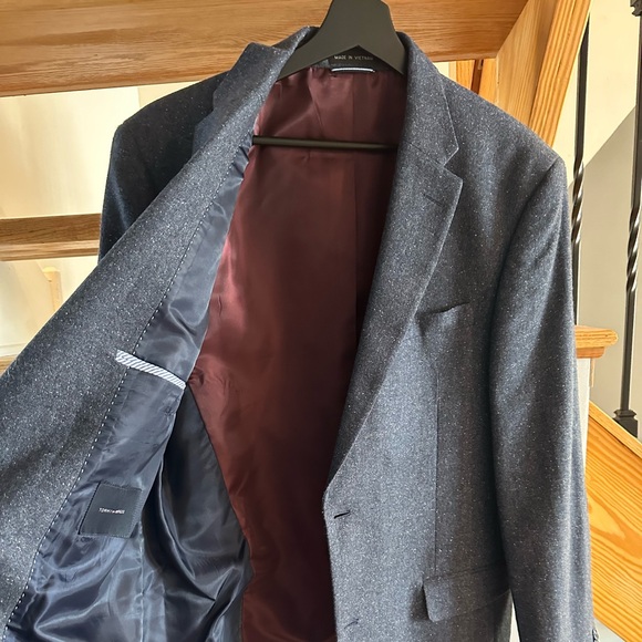 Selling TOMMY HILFIGER sports coat. Worn once - Picture 2 of 3